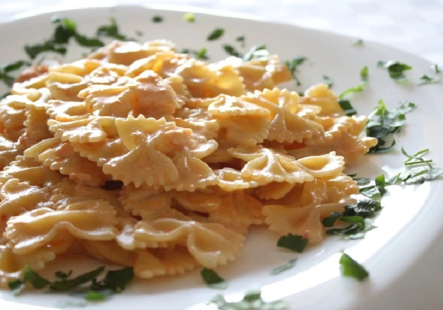 Farfalle Pasta with Creamy Smoked Salmon - PaccoItaliano.co.uk